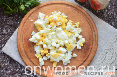 Salada com frango defumado, abacaxi, queijo, ovo