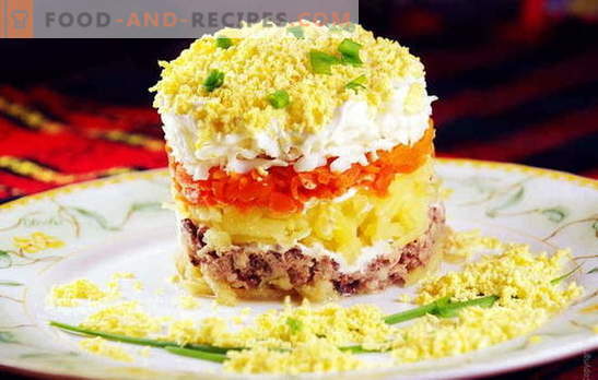Salada Mimosa com fígado de bacalhau é um lanche familiar em um novo formato. Salada de receitas 